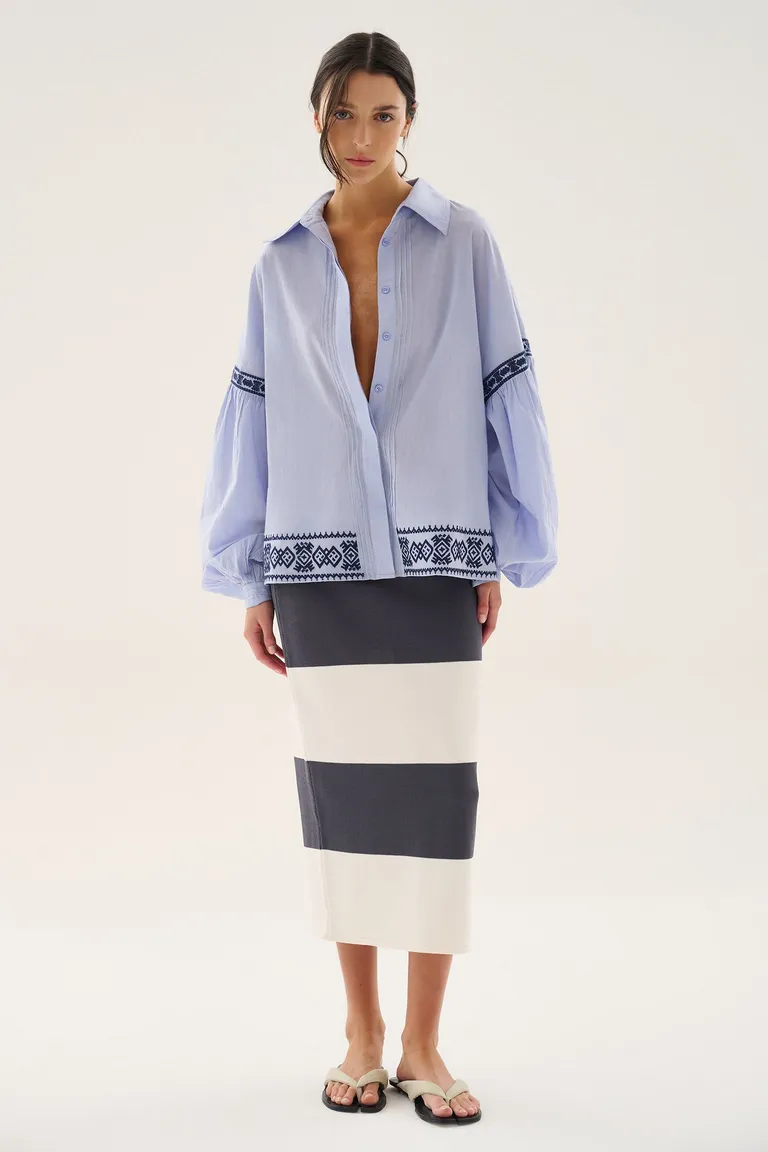 Camisa oversize con bordados decorativos en puños y ruedo, diseño moderno y elegante de Maria Cher en Camisas para argentina