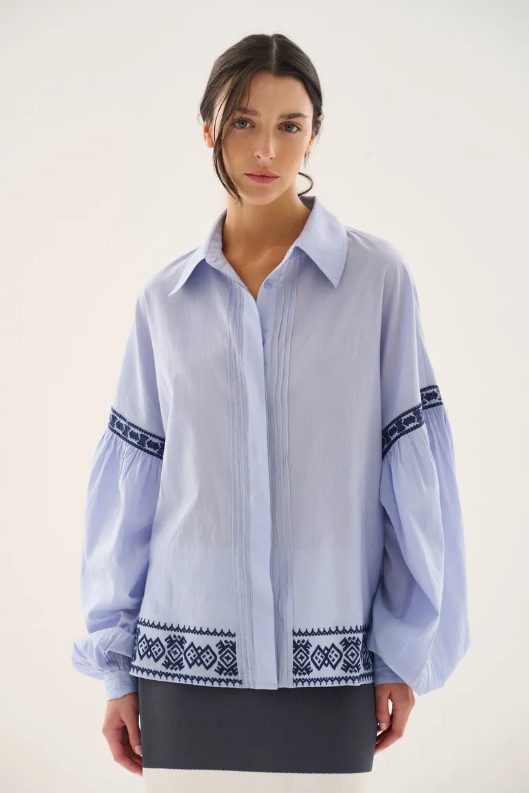 Camisa oversize con bordados decorativos en puños y ruedo, diseño moderno y elegante de Maria Cher en Camisas para argentina