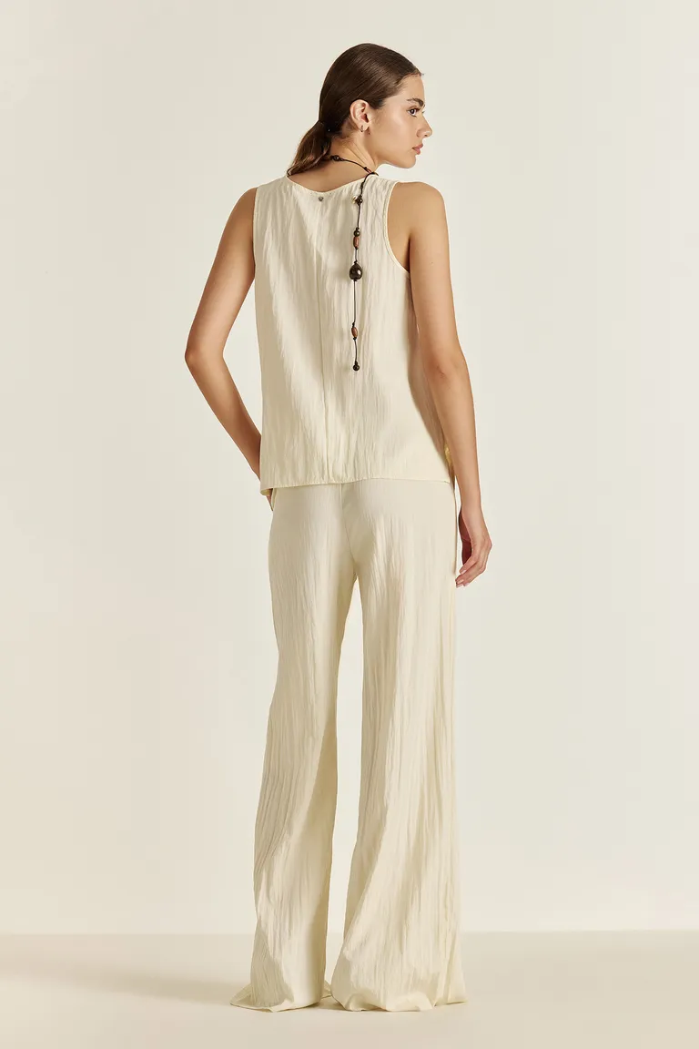 Top blanco sin mangas de género liviano y textura para uso versátil de Tucci en Tops para argentina