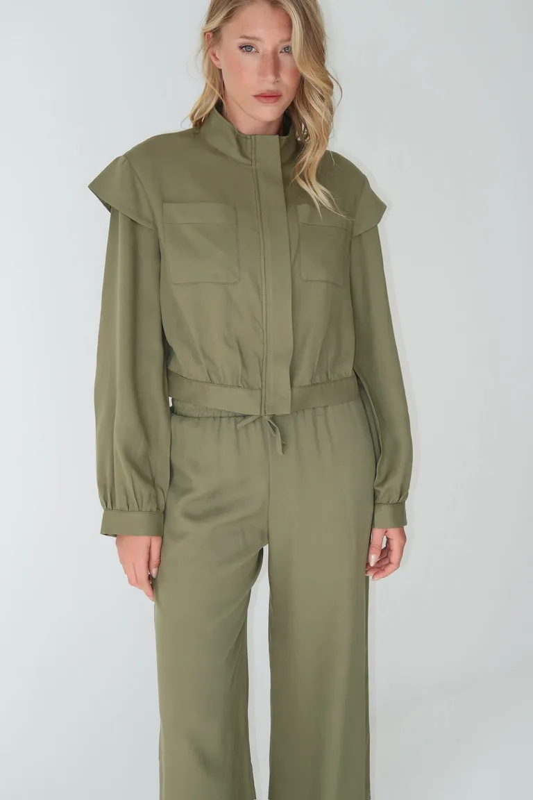 Chaqueta corta con cierre frontal, cuello mao y solapas en los hombros con ajuste en cintura de Naíma en Chaquetas para argentina