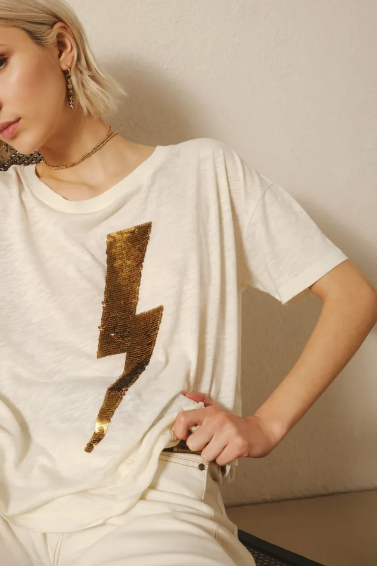 Remera blanca con bordado de rayo en lentejuelas - Diseño único y llamativo de Rapsodia en Remeras para argentina