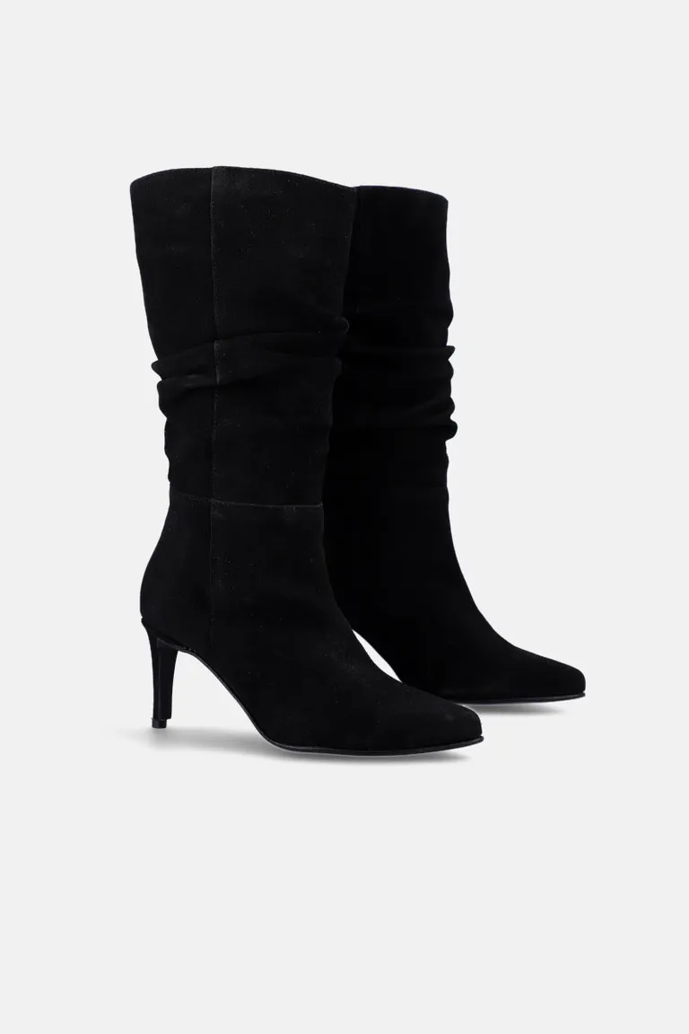 Bota de caña media con detalle fruncido y taco aguja estilo stiletto de Justaosadia en Botas y Botinetas para argentina