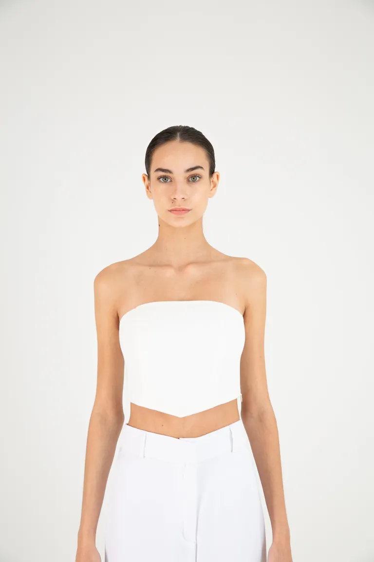 Top de corte irregular en crepe sastrero blanco de Naíma en Tops para argentina