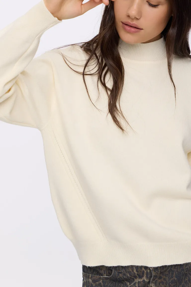 Sweater tejido de cuello alto con terminaciones en rib en puños y cintura de Cuesta Blanca en Buzos y Sweaters para argentina