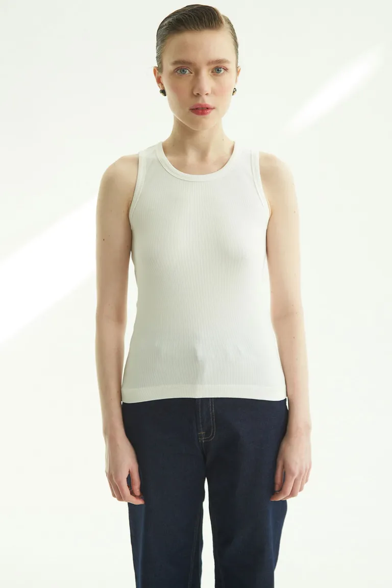 Musculosa básica de algodón y spandex, ideal para todo tipo de atuendos de Las Pepas en Remeras para argentina