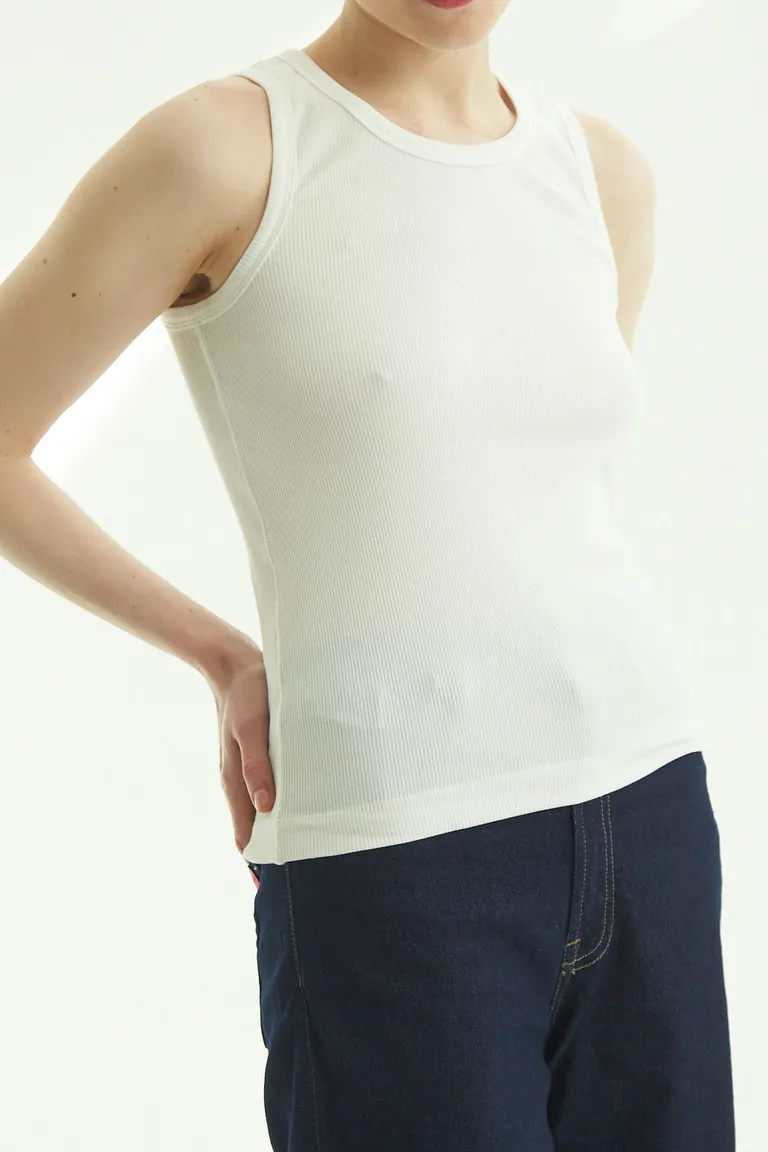 Musculosa básica de algodón y spandex, ideal para todo tipo de atuendos de Las Pepas en Remeras para argentina