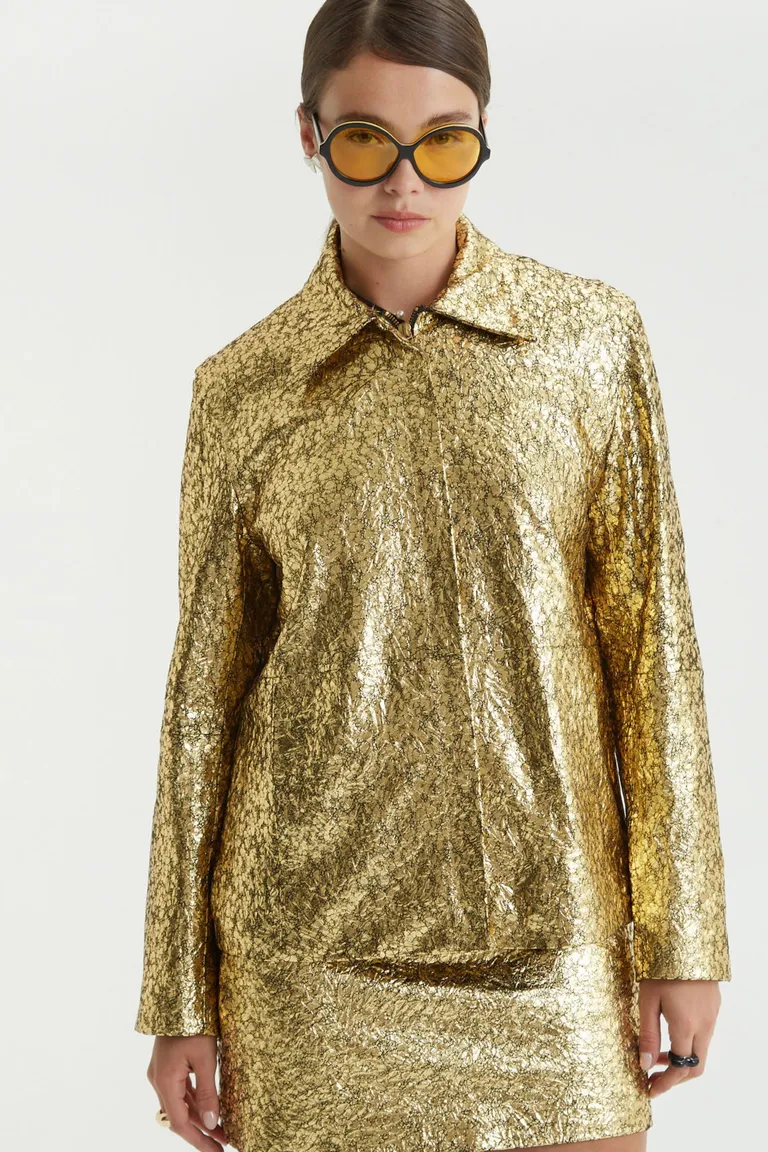 Campera de textura metalizada con corte recto y cuello clásico de Las Pepas en Chaquetas para argentina