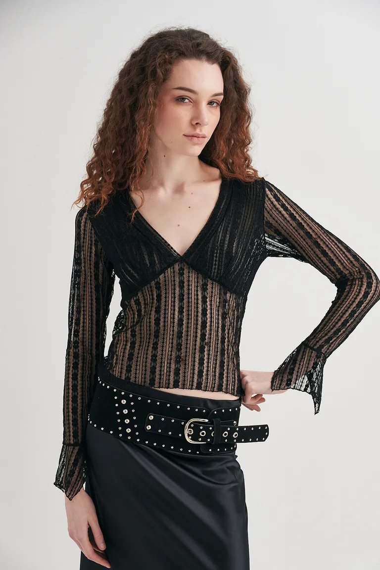 Remera de encaje negro con diseño geométrico y escote cruzado de Sweet en Remeras para argentina