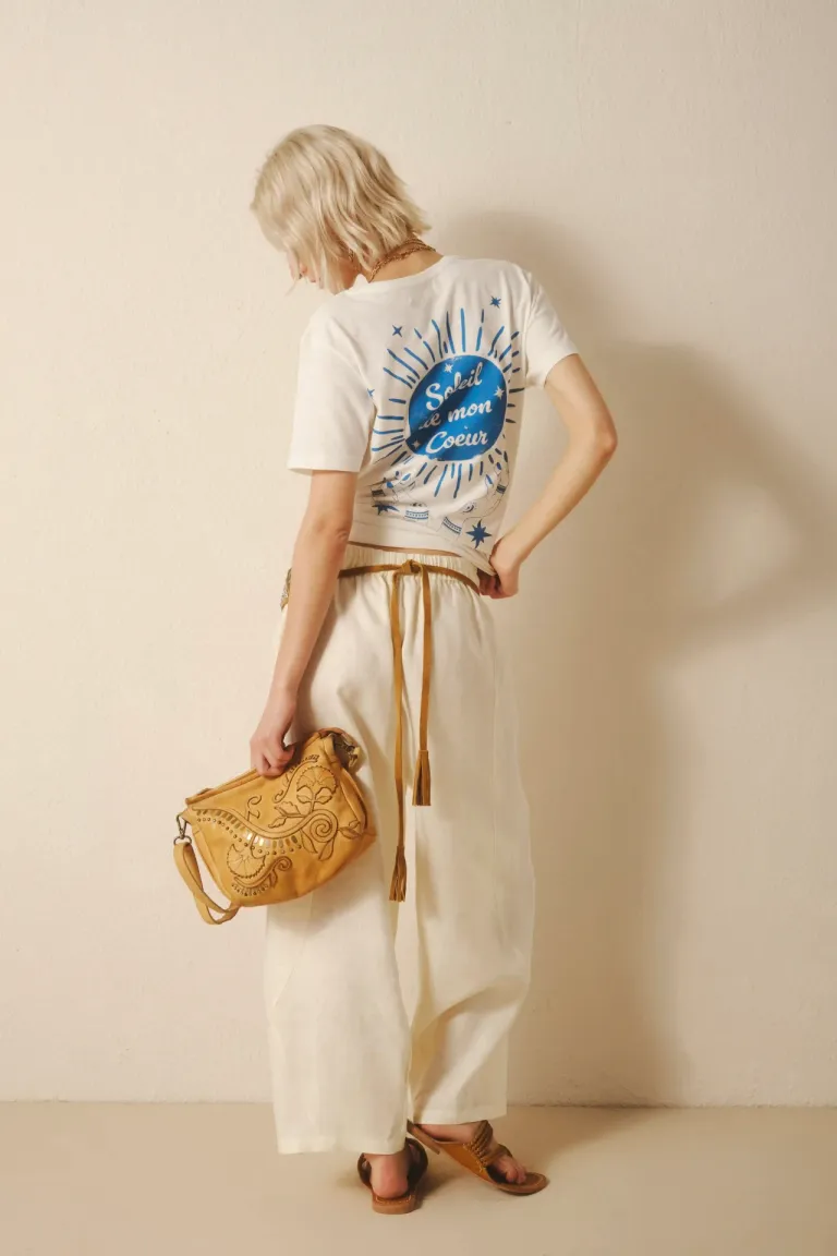 Remera blanca con estampa esotérica y detalles brillantes de Rapsodia en Remeras para argentina