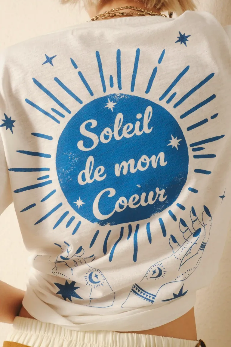 Remera blanca con estampa esotérica y detalles brillantes de Rapsodia en Remeras para argentina