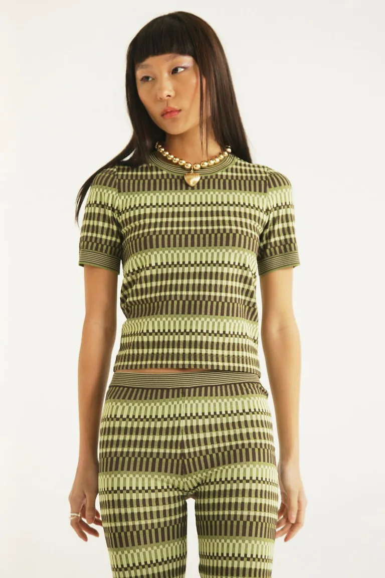 Remera tejida en jacquard con motivo geométrico de bloques y líneas en contraste de Las Pepas en Remeras para argentina