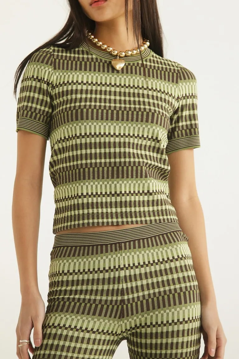Remera tejida en jacquard con motivo geométrico de bloques y líneas en contraste de Las Pepas en Remeras para argentina