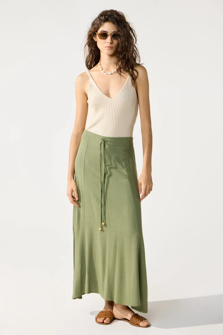 Falda larga evase en lino con lazo cintura, de estilo elegante y cómodo de Cuesta Blanca en Faldas para argentina