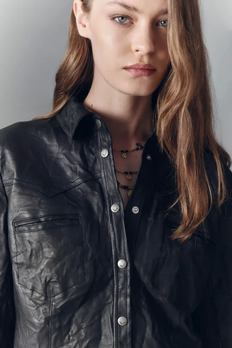 Chaqueta de Cuero Negra con Bolsillos y Cierre Frontal de Rapsodia en Camisas para argentina