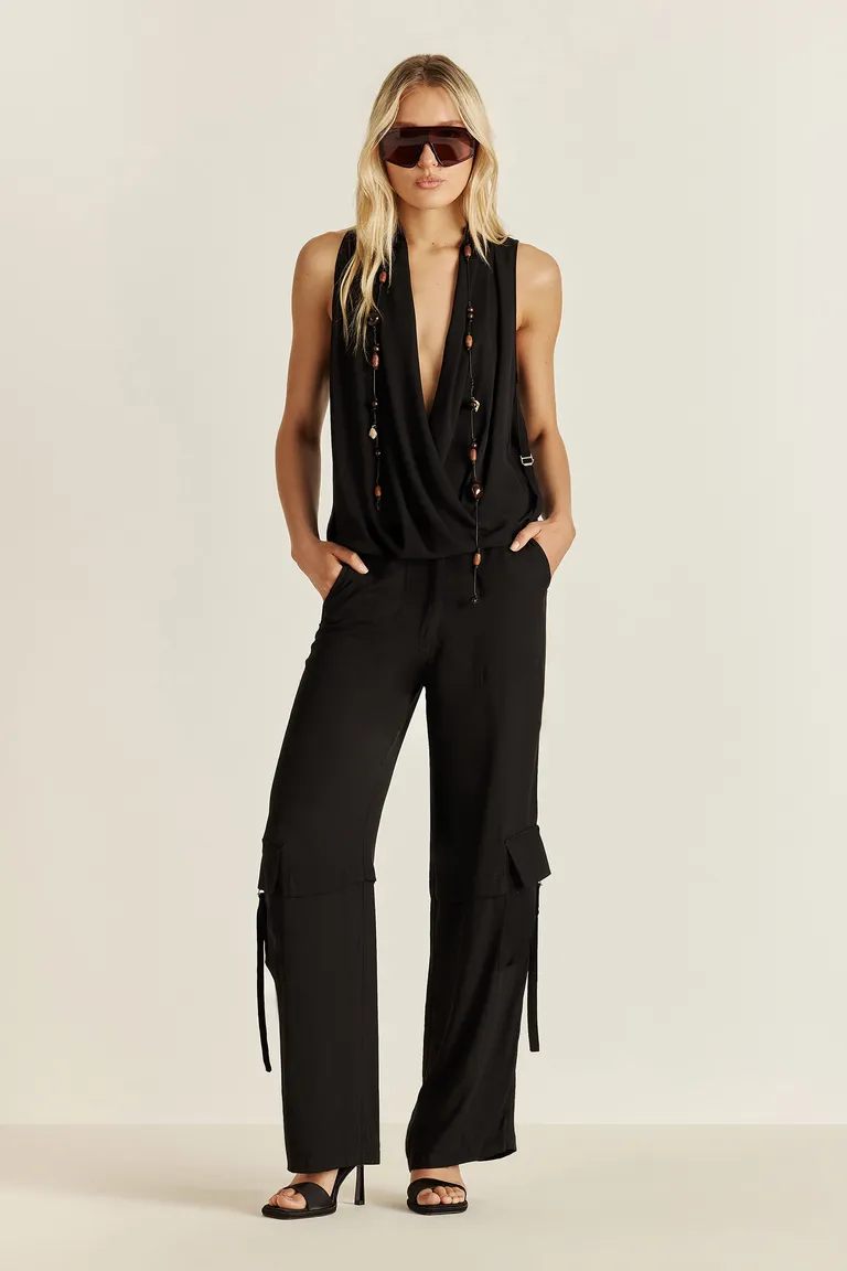 Top negro drapeado con escote distintivo y diseño regulable de Tucci en Tops para argentina