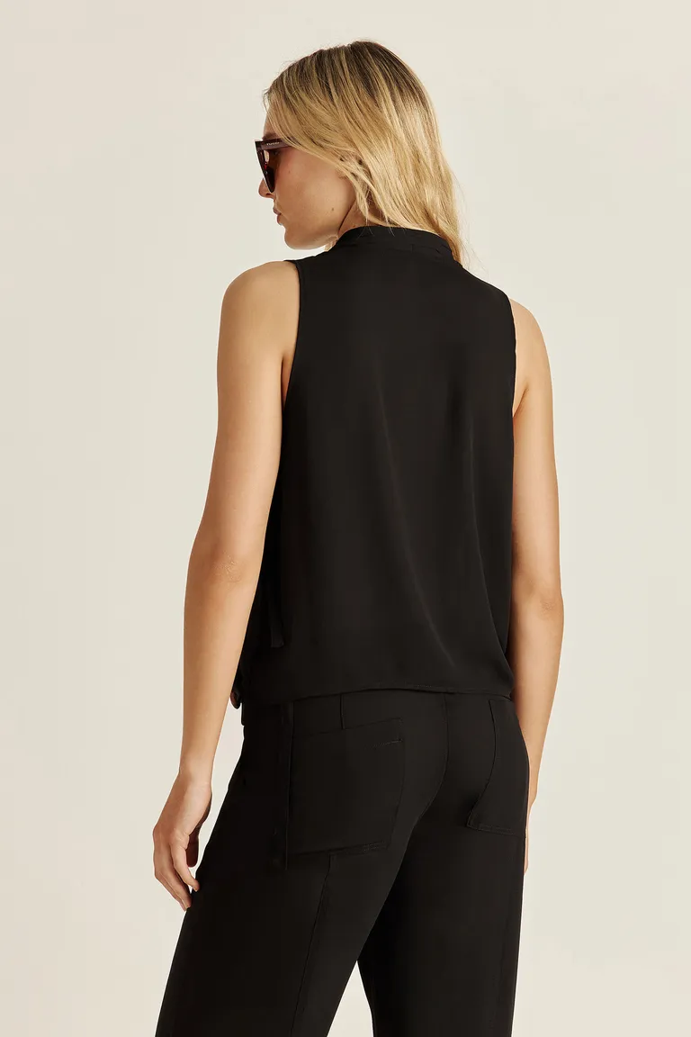 Top negro drapeado con escote distintivo y diseño regulable de Tucci en Tops para argentina