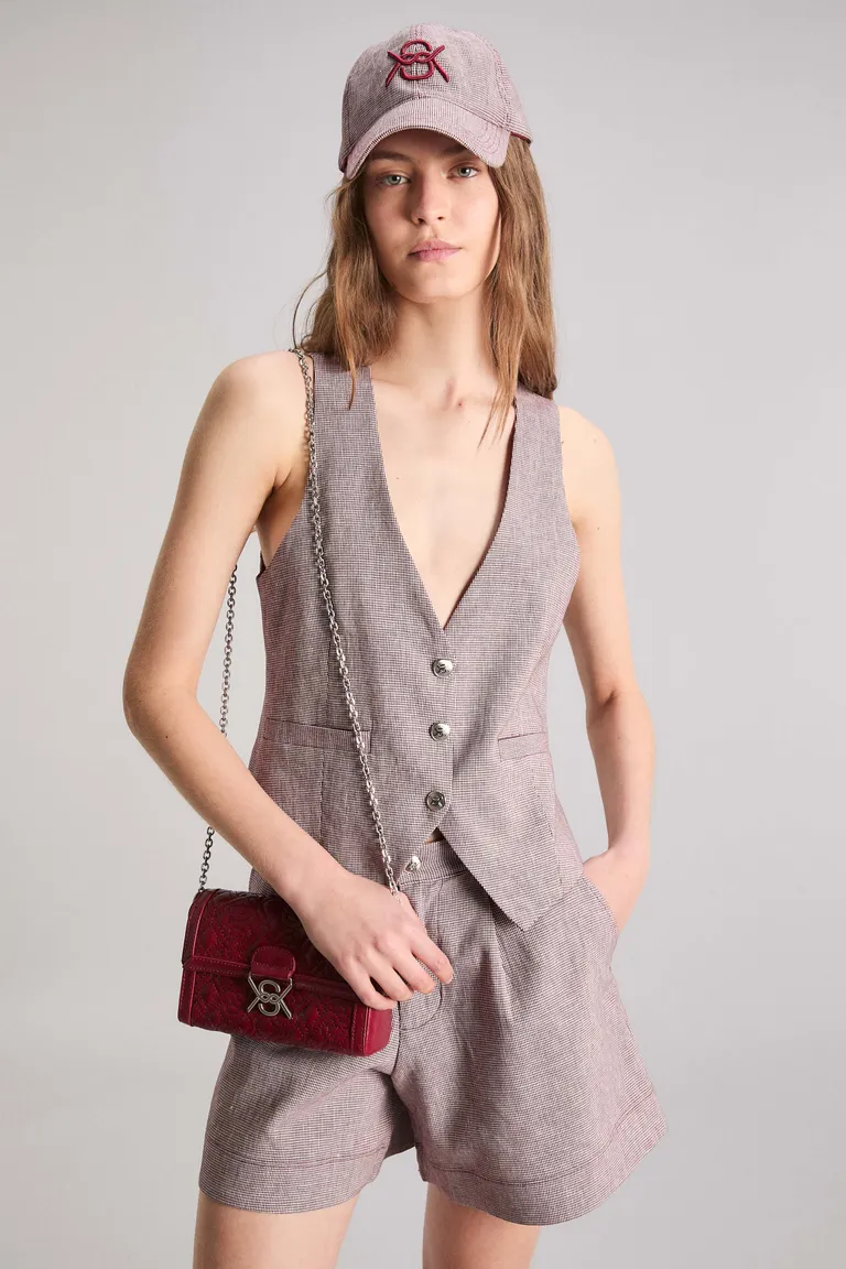 Chaleco slim de lino con diseño exclusivo y detalles metálicos de Kosiuko en Chalecos para argentina