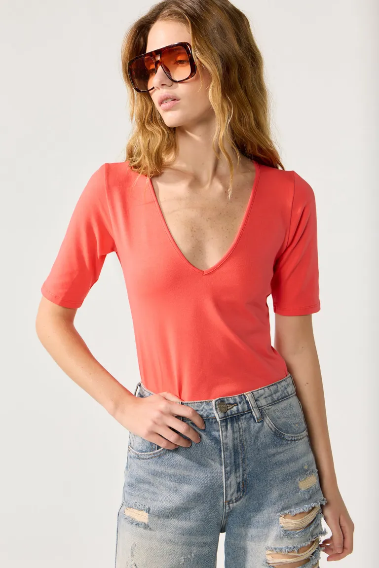 Remera corta de punto rojo con escote en V para mujer de Cuesta Blanca en Remeras para argentina