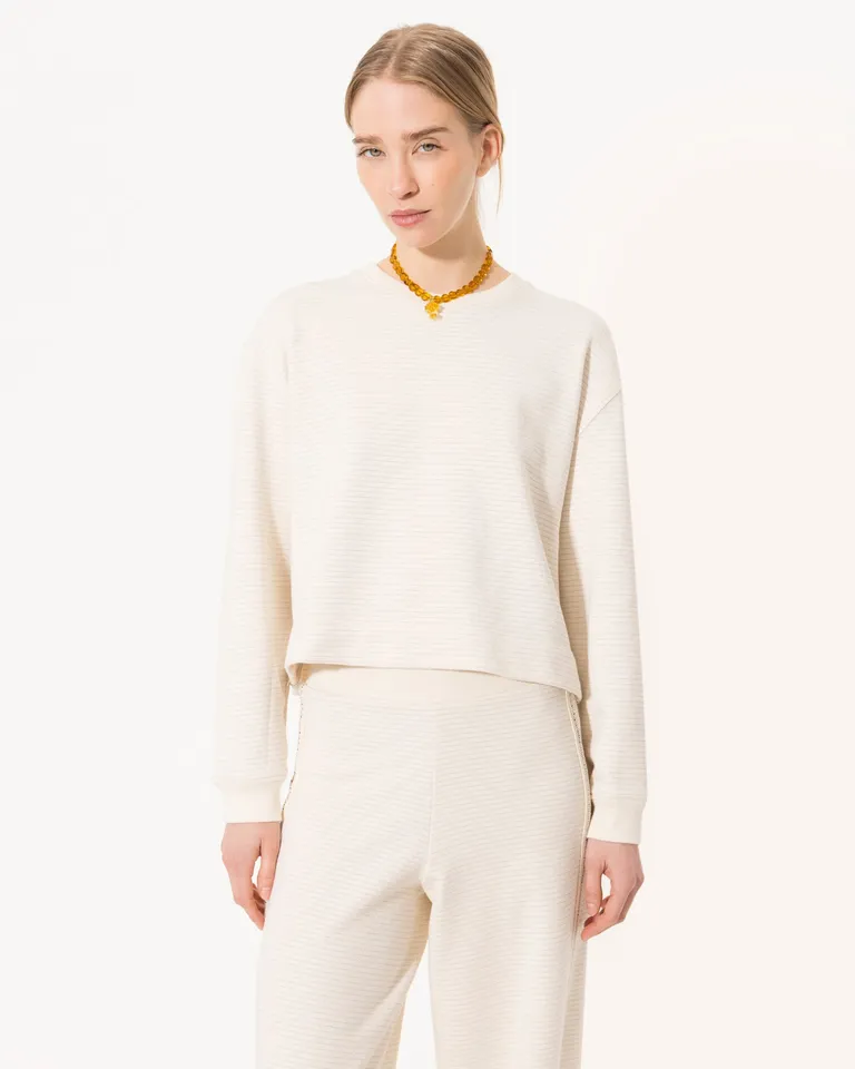 Buzo de punto blanco con detalle de tela complementario en el escote y mangas de Jazmin Chebar en Buzos y Sweaters para argentina