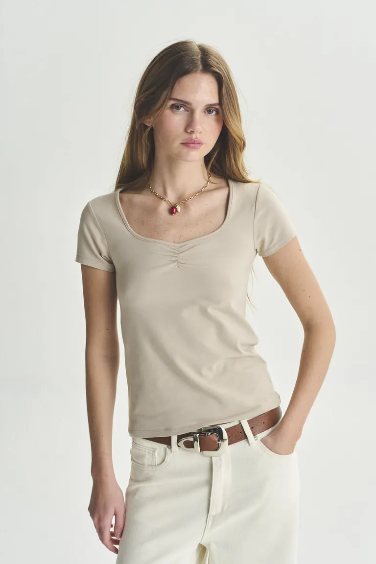 Remera de corte recto color beige para mujer de Akiabara en Remeras para argentina