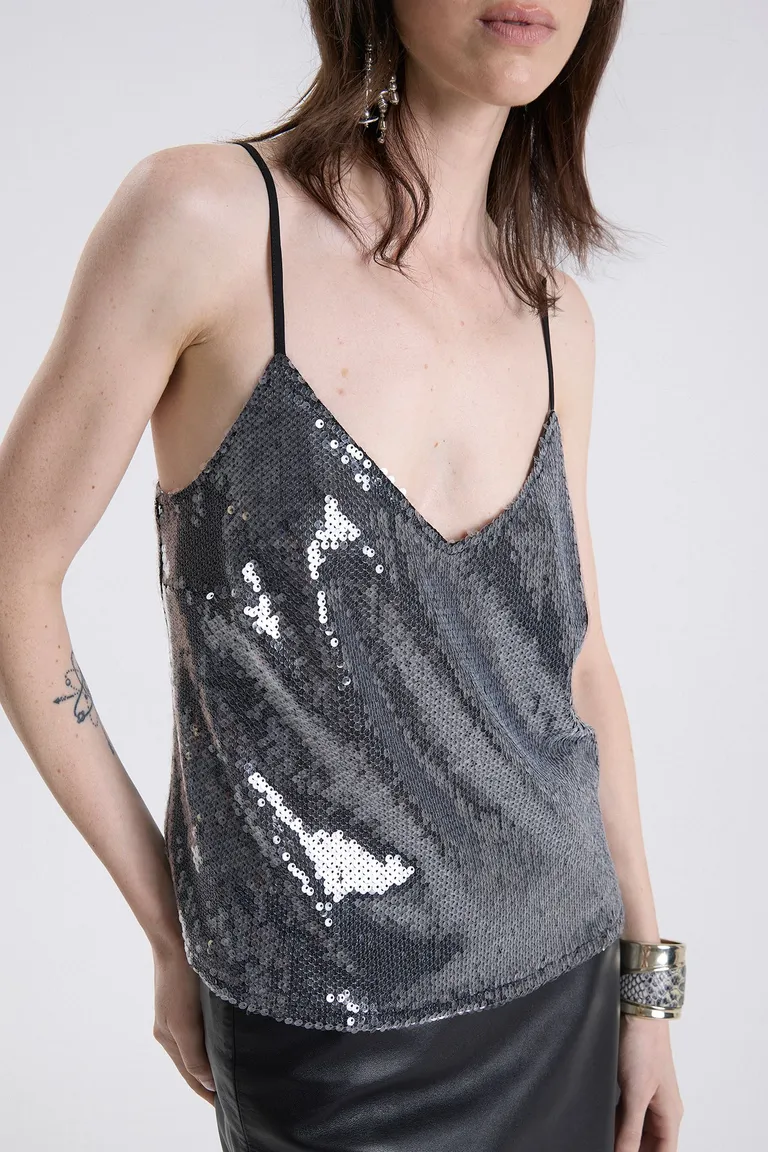 Top de breteles finos con escote en V y diseño cubierto de lentejuelas de Maria Cher en Tops para argentina