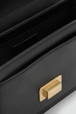 Bandolera con solapa de Mango en Bolsos y Carteras para argentina