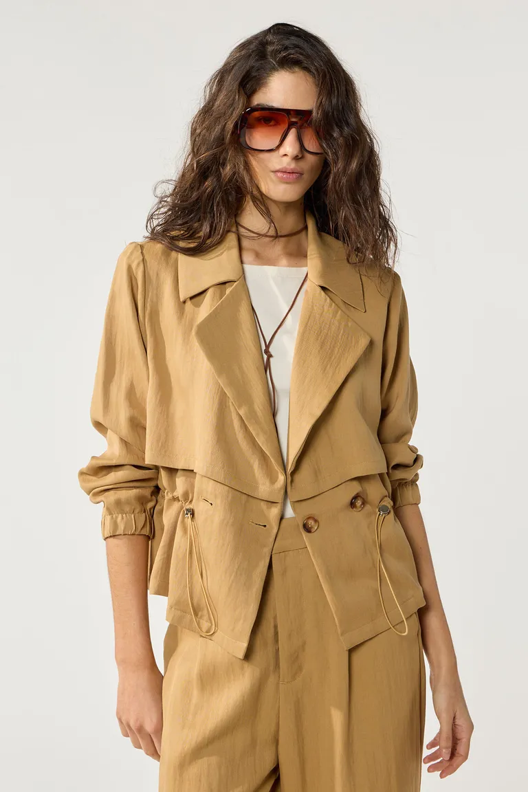 Chaqueta de corte clásico con cintura ajustable para un estilo sofisticado de Cuesta Blanca en Chaquetas para argentina