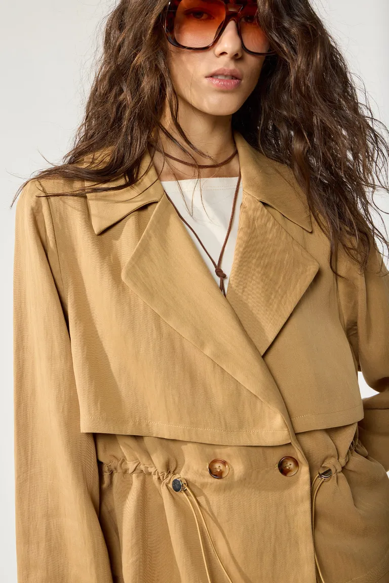 Chaqueta de corte clásico con cintura ajustable para un estilo sofisticado de Cuesta Blanca en Chaquetas para argentina