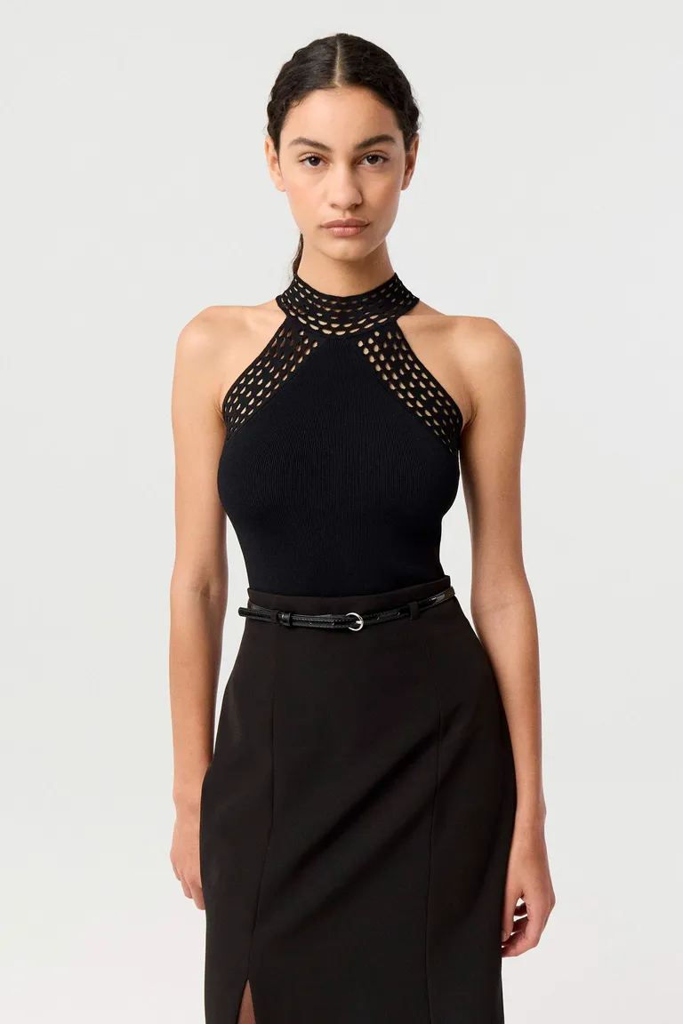 Top de calce anatómico con cuello halter y detalles calados en sisas de Markova en Tops para argentina