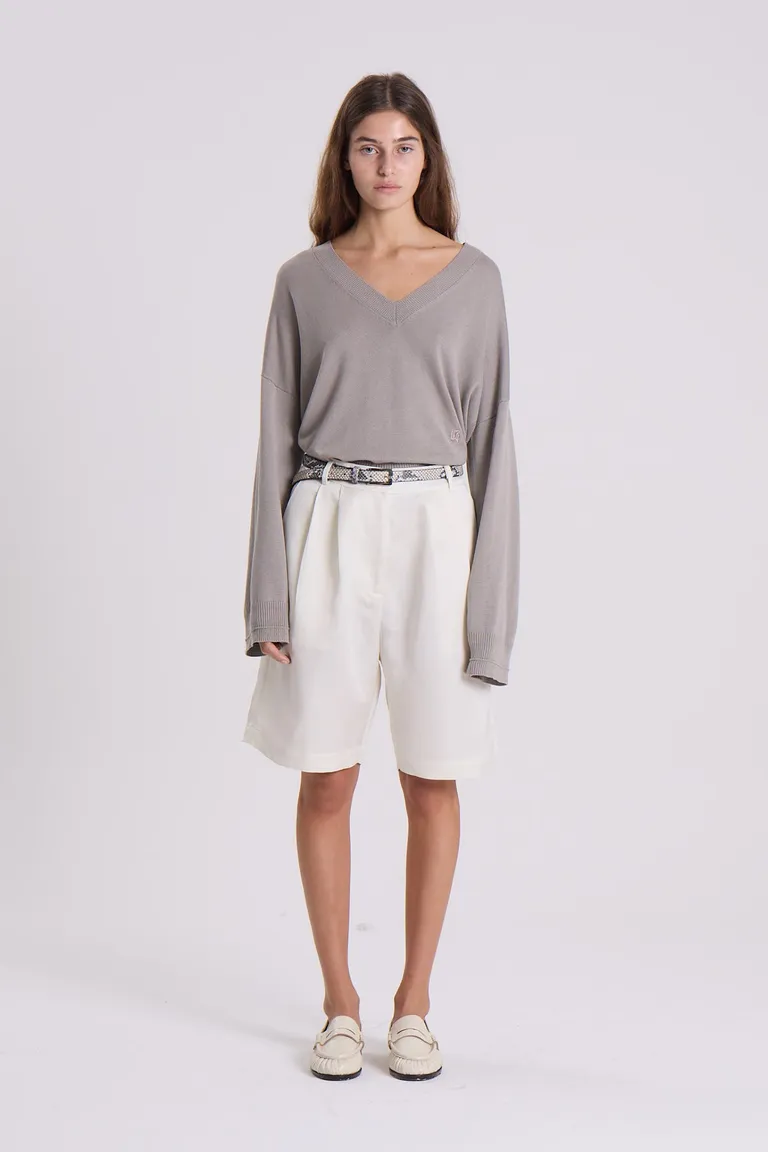 Bermuda de gabardina con brillo y calce recto para un look casual y sofisticado de Maria Cher en Shorts para argentina