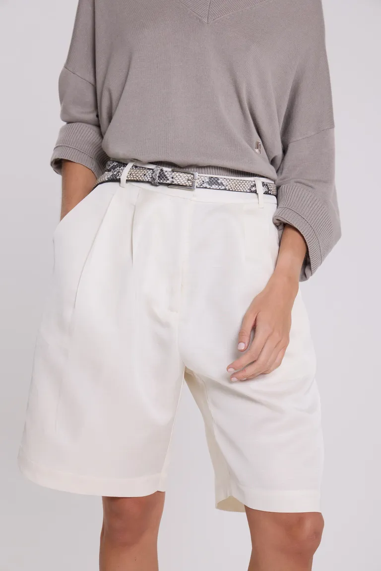 Bermuda de gabardina con brillo y calce recto para un look casual y sofisticado de Maria Cher en Shorts para argentina