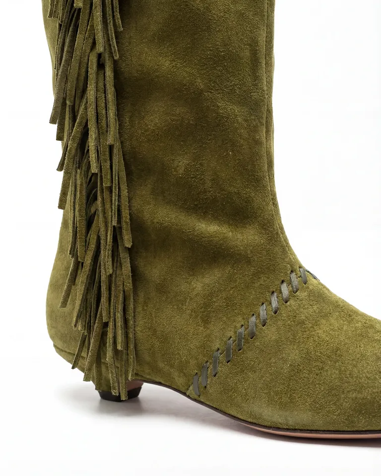 Bota de caña media con flecos laterales y detalle trenzado en el frente de Maria Cher en Botas y Botinetas para argentina