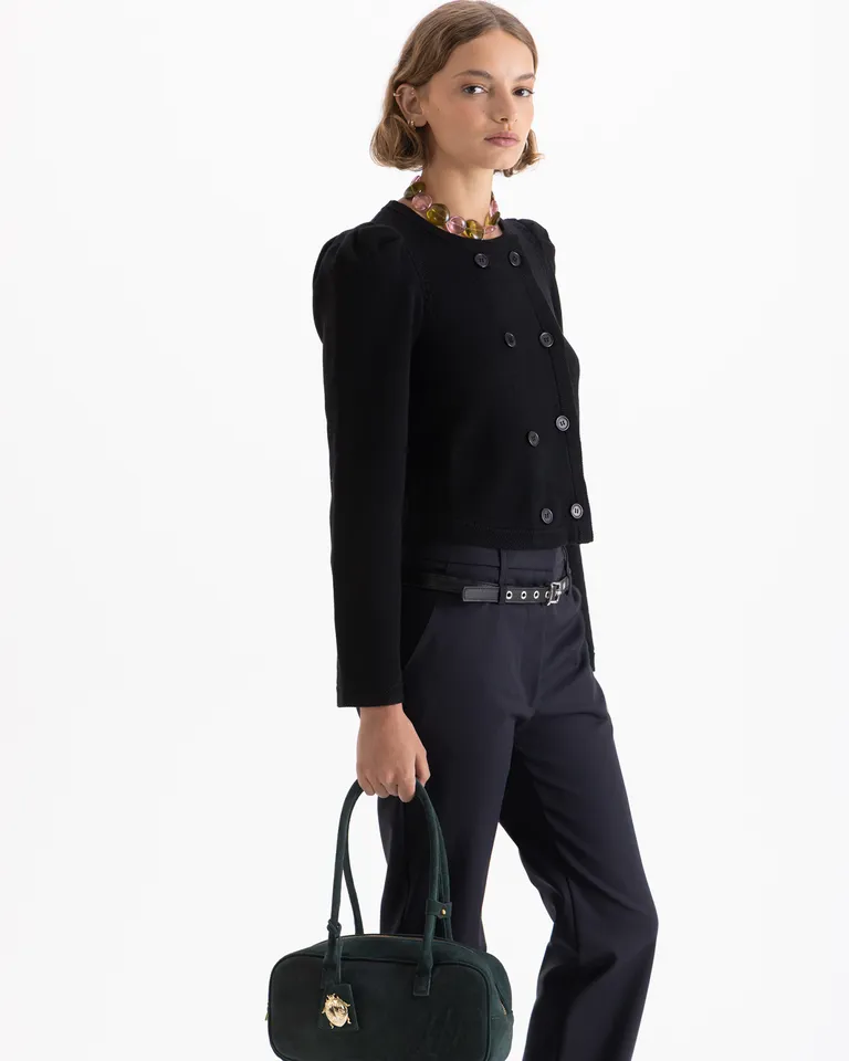 Cartera de estructura rígida con manijas cortas, detalle metálico colgante y diseño en relieve al frente de Jazmin Chebar en Bolsos y Carteras para argentina