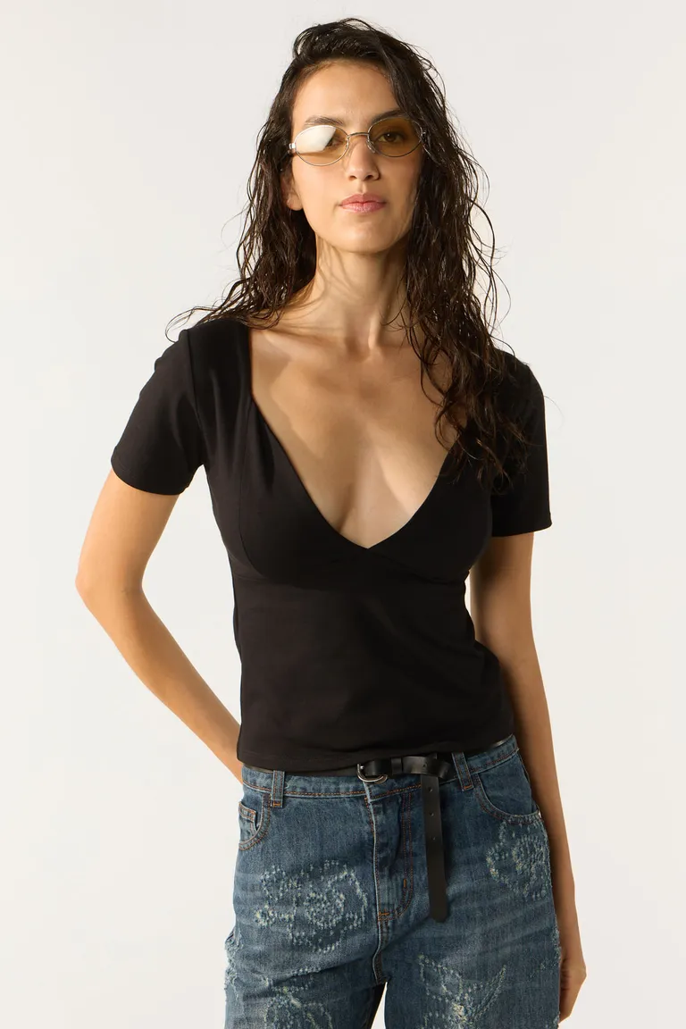 Remera negra de escote en V con diseño ajustado al cuerpo de Cuesta Blanca en Remeras para argentina