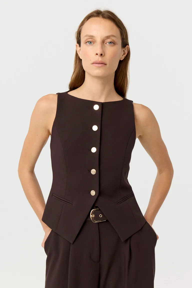 Chaleco sastrero de corte entallado con escote bote y cierre frontal de botones metálicos de Markova en Chalecos para argentina