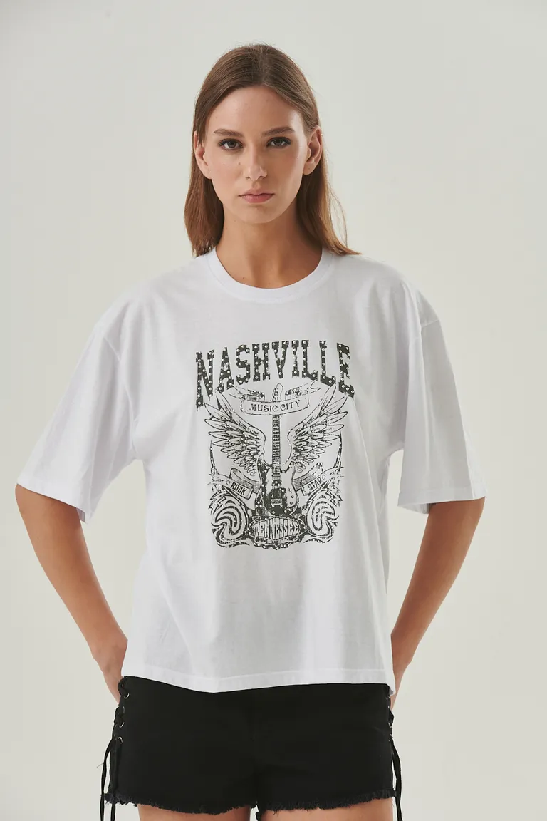 Remera con estampa de guitarra y alas en color blanco - Estilo rockero y urbano de Sweet en Remeras para argentina