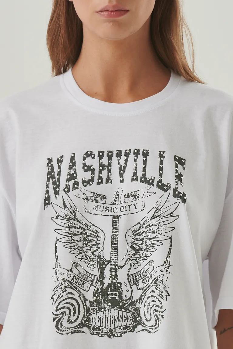 Remera con estampa de guitarra y alas en color blanco - Estilo rockero y urbano de Sweet en Remeras para argentina