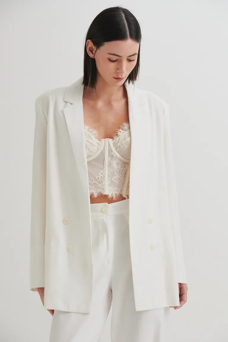 Blazer blanco de lino con cuello solapa y botones fantasía, diseño clásico y elegante de Sweet en Blazers para argentina