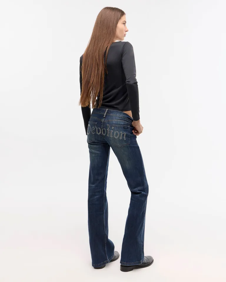 Jean tiro bajo con corte bootcut y detalle de inscripción en la parte trasera de Ay Not Dead en Pantalones para argentina