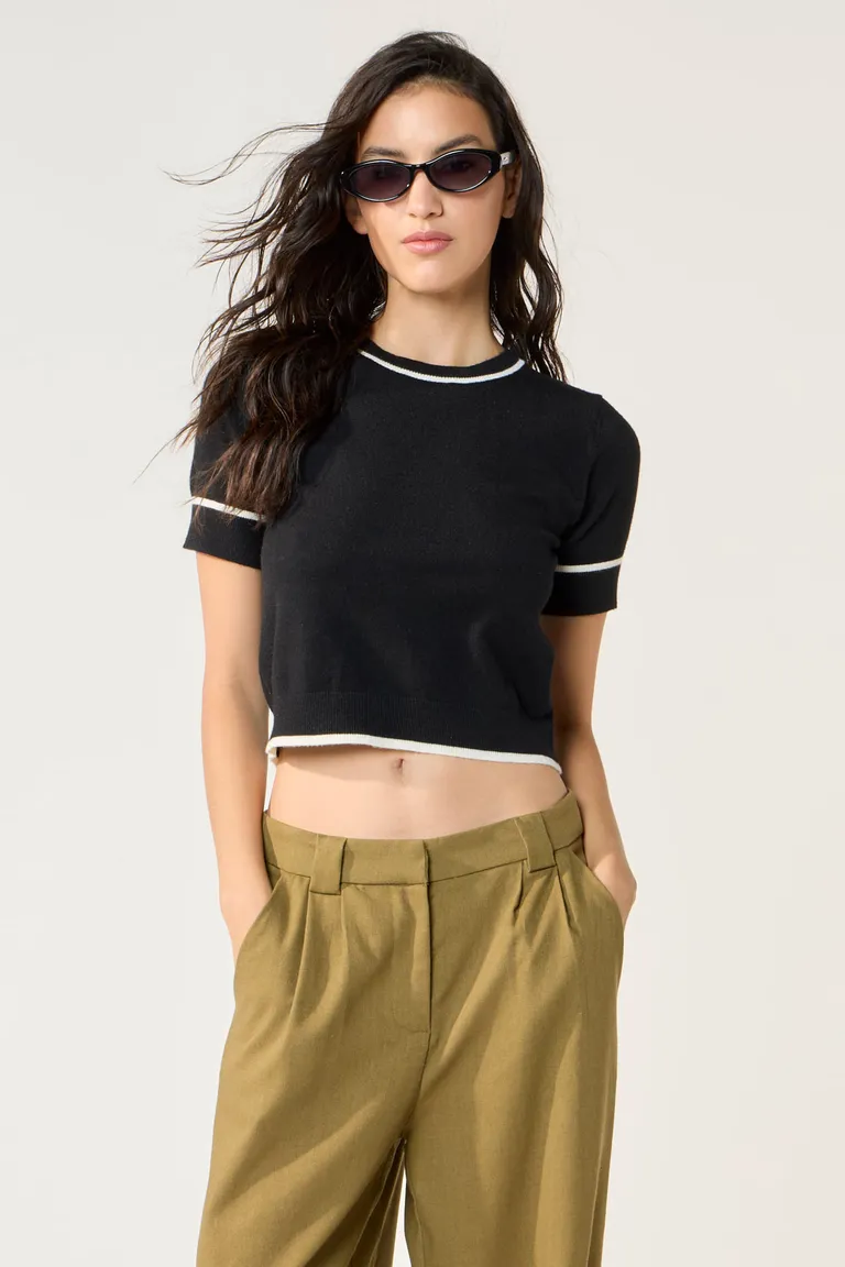 Remera tejida de manga corta con detalles en blanco de Cuesta Blanca en Remeras para argentina