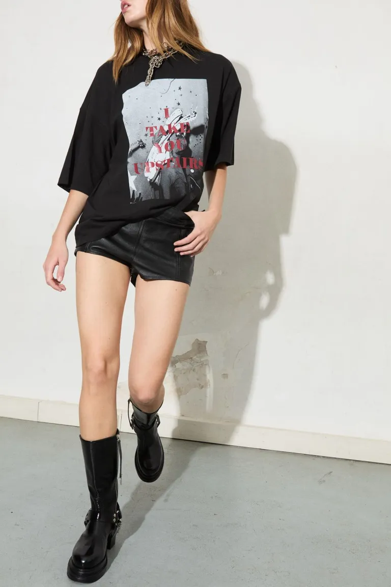 Remera con diseño gráfico impactante y estilo urbano para mujeres de Allo Martinez en Remeras para argentina