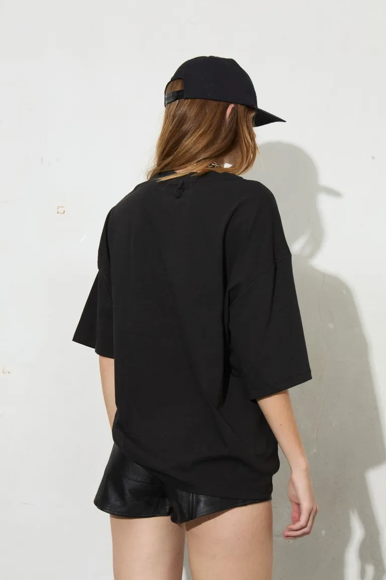 Remera con diseño gráfico impactante y estilo urbano para mujeres de Allo Martinez en Remeras para argentina