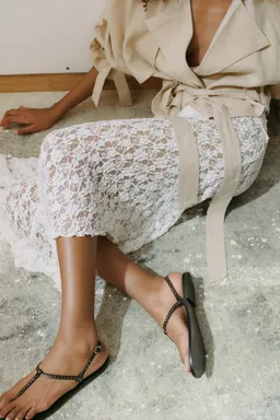 Sandalia piel mini tachuelas de Mango en Sandalias para argentina