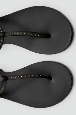 Sandalia piel mini tachuelas de Mango en Sandalias para argentina