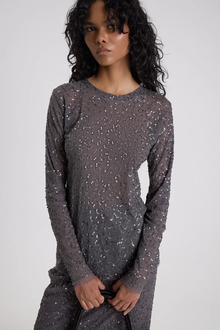 Top de tul manga larga con detalle de bordado brillante y calce entallado de Maria Cher en Remeras para argentina