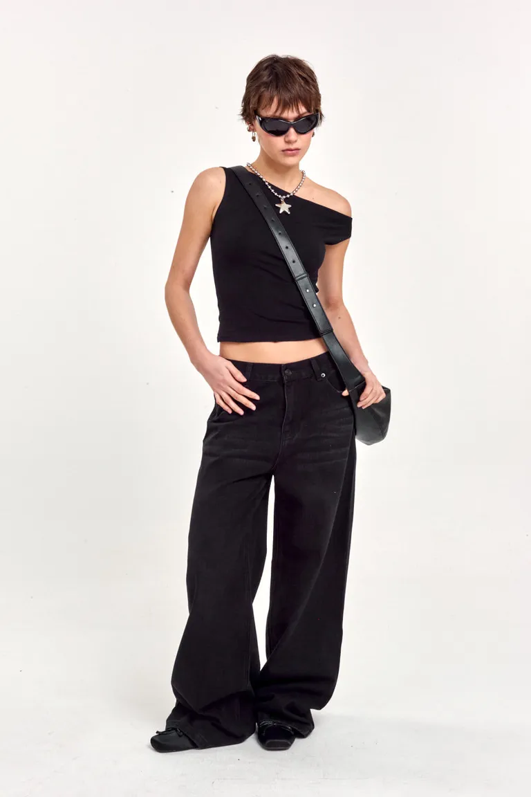 Pantalón de pierna ancha en gabardina negra con estilo minimalista y detalles metálicos de 47 Street en Pantalones para argentina