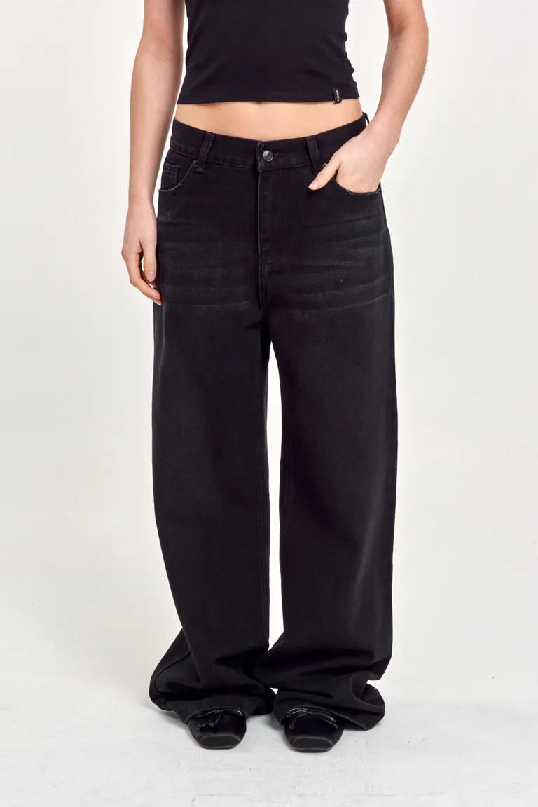 Pantalón de pierna ancha en gabardina negra con estilo minimalista y detalles metálicos de 47 Street en Pantalones para argentina