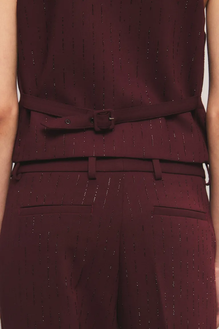 Chaleco sastrero con cuello en v y ajuste posterior con hebilla de Kosiuko en Chalecos para argentina