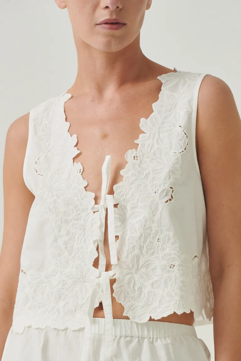 Chaleco sin mangas blanco con bordados delicados para un estilo femenino y elegante de Sweet en Chalecos para argentina