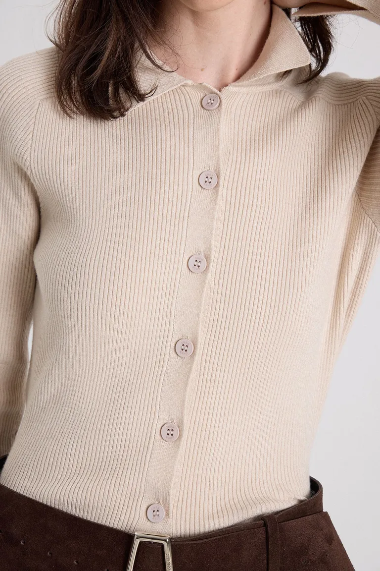 Cardigan de punto entallado con cuello polo y cierre frontal de botones de Maria Cher en Buzos y Sweaters para argentina